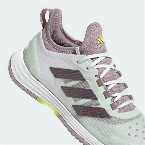 sepatu-tenis-adidas-desain-minimalis-Sepatu-Tenis